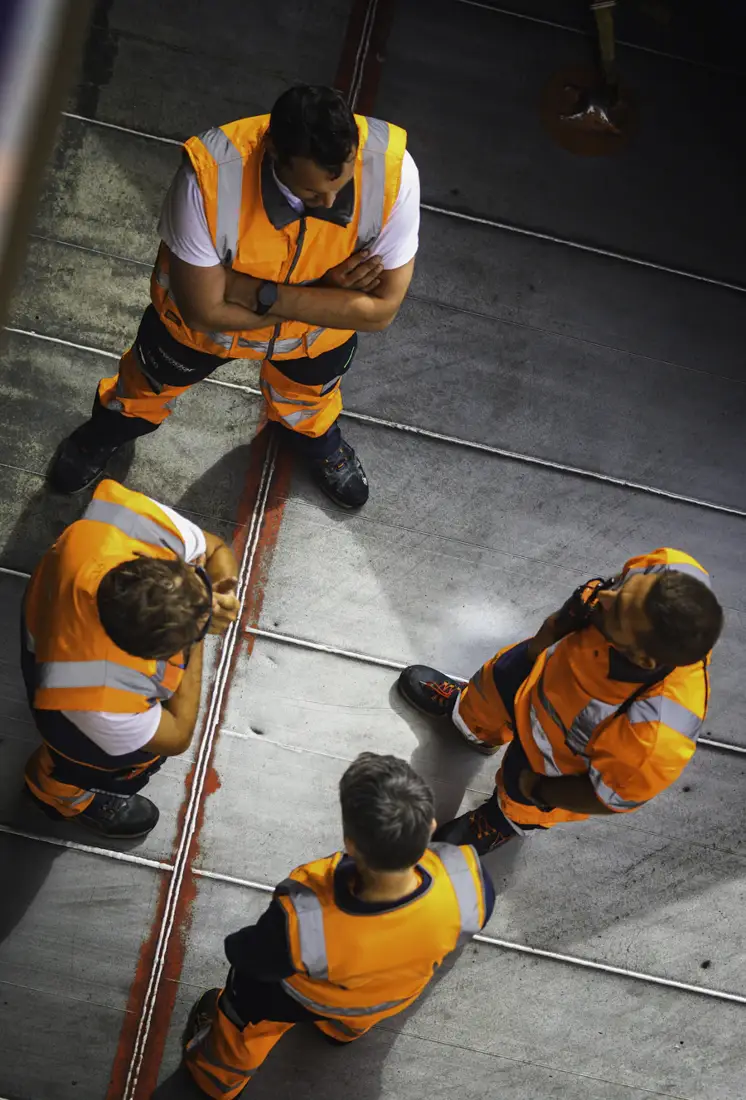 Equipo de trabajadores con chalecos de alta visibilidad