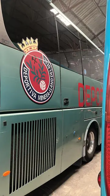 Autobús de la Deportiva Minera de Llano del Beal rotulado con el escudo del club