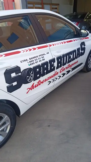 Coche de la Autoescuela Sobre Ruedas Cartagena rotulado por Malu