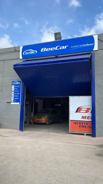 Rótulo de fachada del taller BeeCar EuroTaller